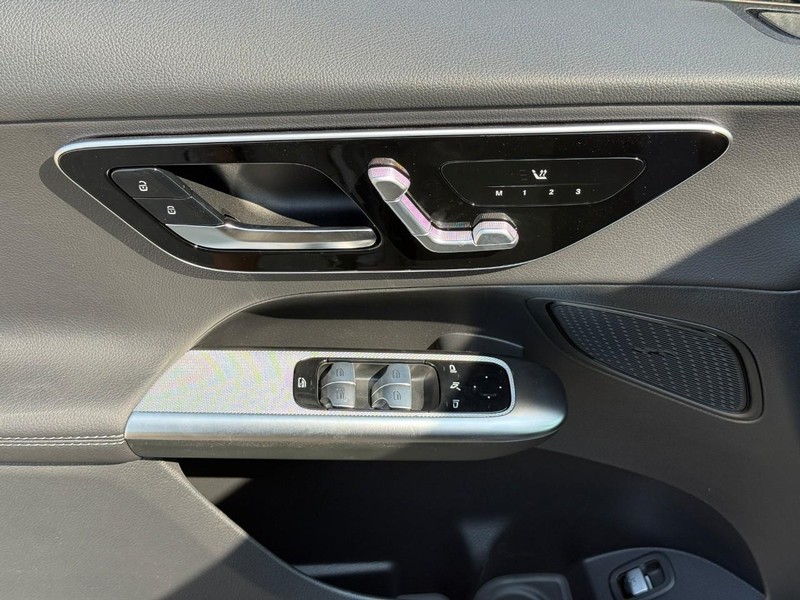 Mercedes-Benz GLC Vehicle Full-screen Gallery Image 13