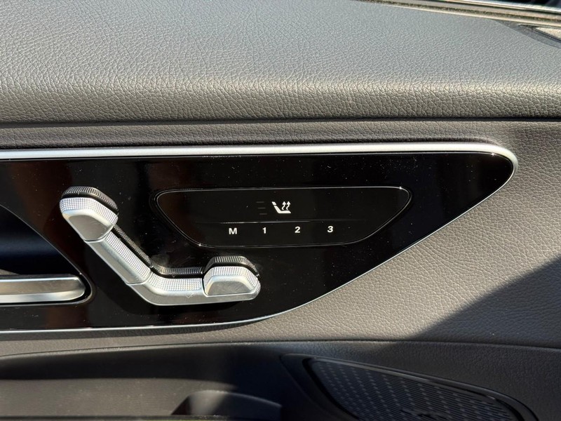 Mercedes-Benz GLC Vehicle Full-screen Gallery Image 14