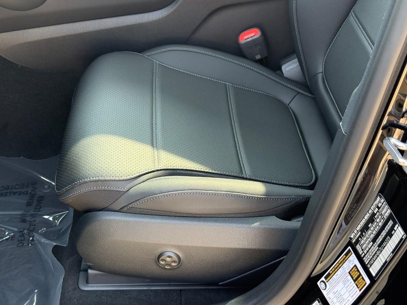 Mercedes-Benz GLC Vehicle Full-screen Gallery Image 15