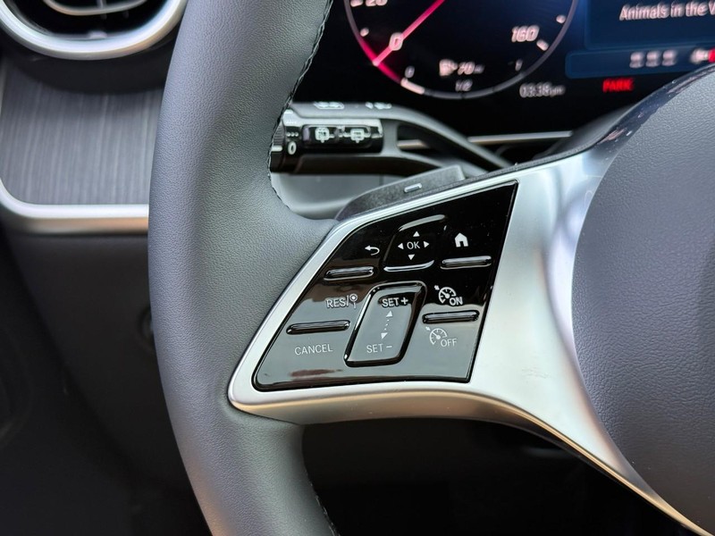 Mercedes-Benz GLC Vehicle Full-screen Gallery Image 16