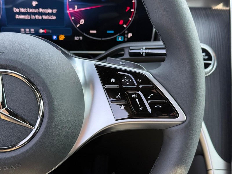 Mercedes-Benz GLC Vehicle Full-screen Gallery Image 17