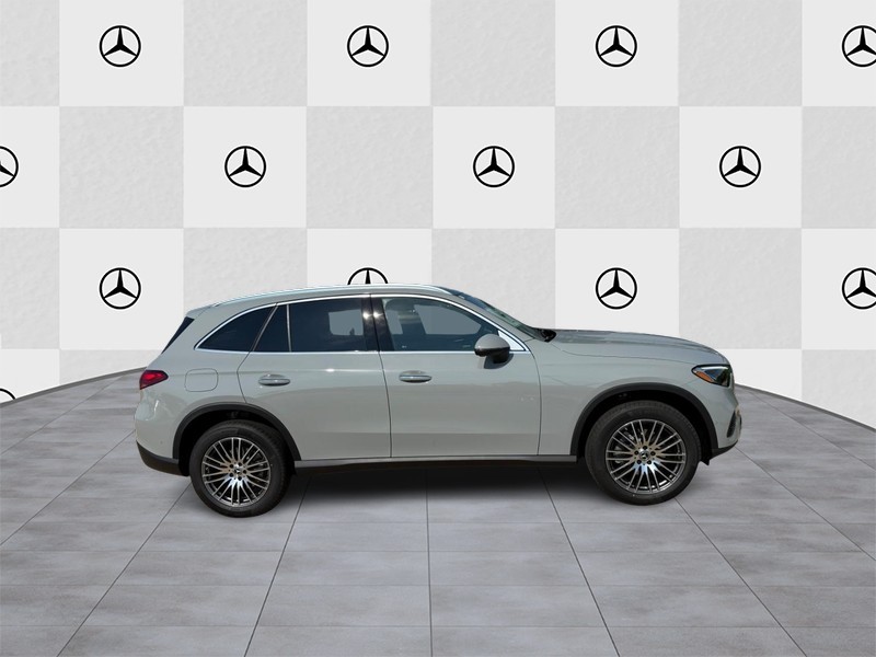 Mercedes-Benz GLC Vehicle Full-screen Gallery Image 2