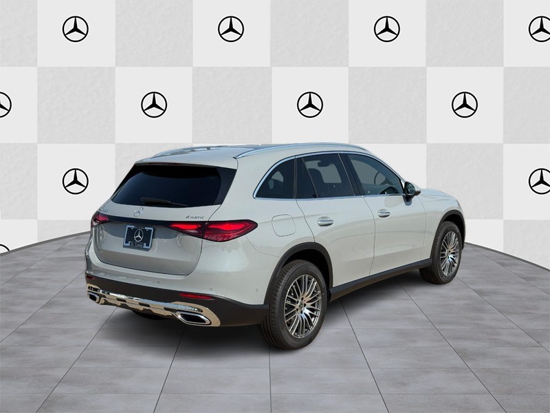 Mercedes-Benz GLC Vehicle Full-screen Gallery Image 3