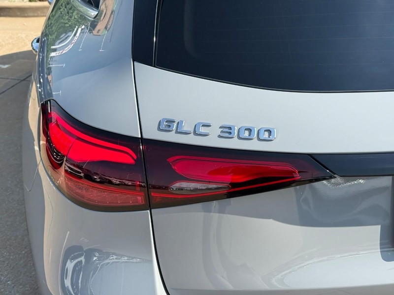 Mercedes-Benz GLC Vehicle Full-screen Gallery Image 4
