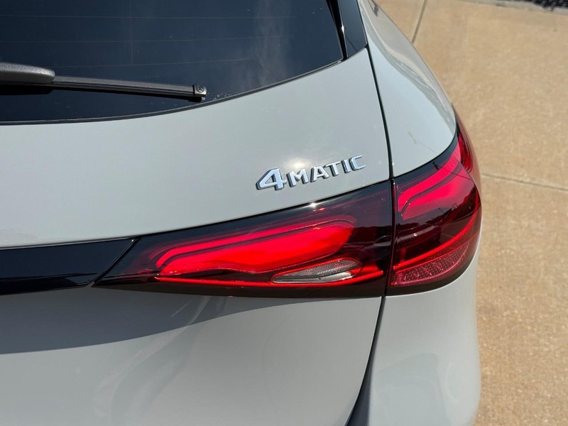 Mercedes-Benz GLC Vehicle Full-screen Gallery Image 5