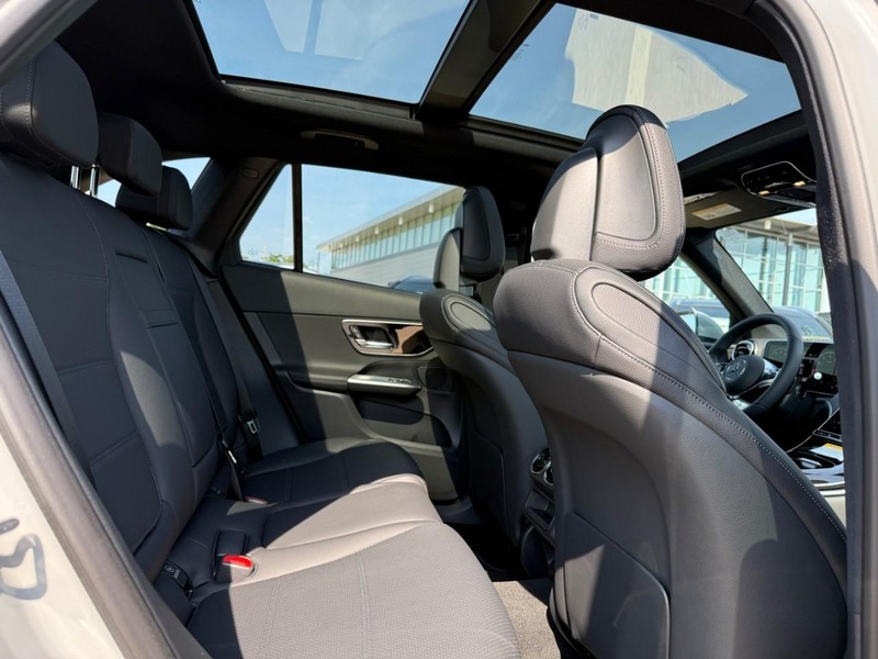 Mercedes-Benz GLC Vehicle Full-screen Gallery Image 8