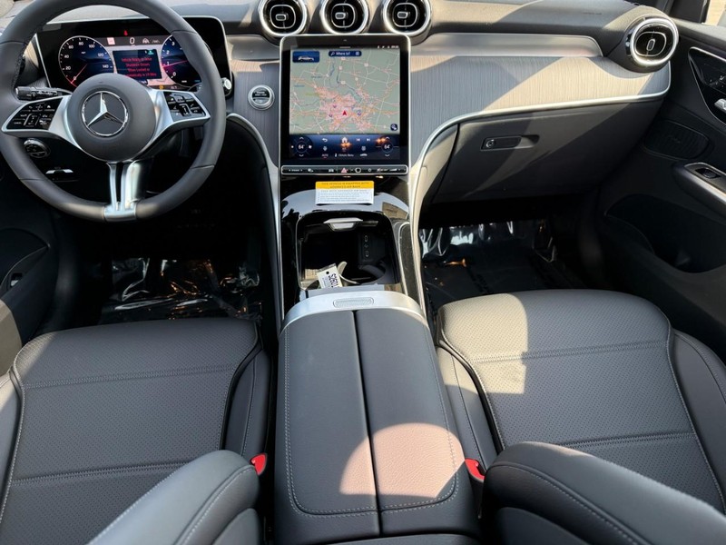 Mercedes-Benz GLC Vehicle Full-screen Gallery Image 9