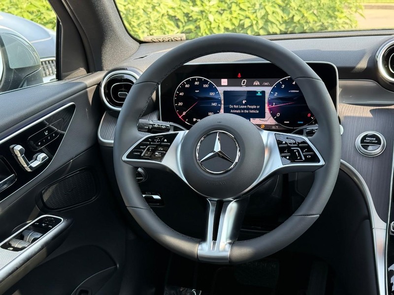 Mercedes-Benz GLC Vehicle Full-screen Gallery Image 10