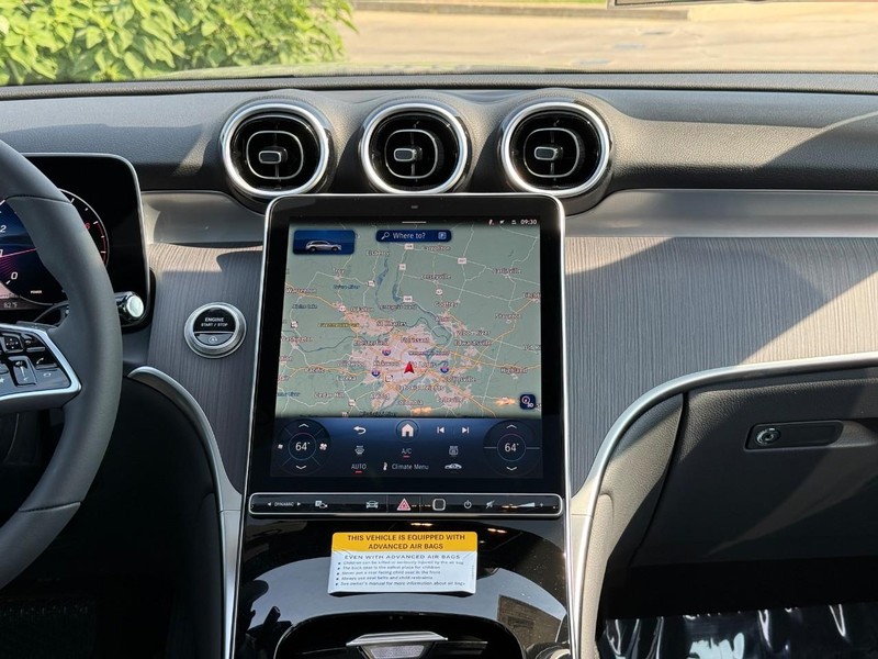 Mercedes-Benz GLC Vehicle Full-screen Gallery Image 11