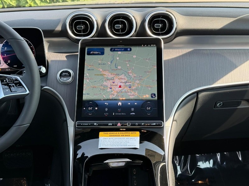Mercedes-Benz GLC Vehicle Full-screen Gallery Image 12
