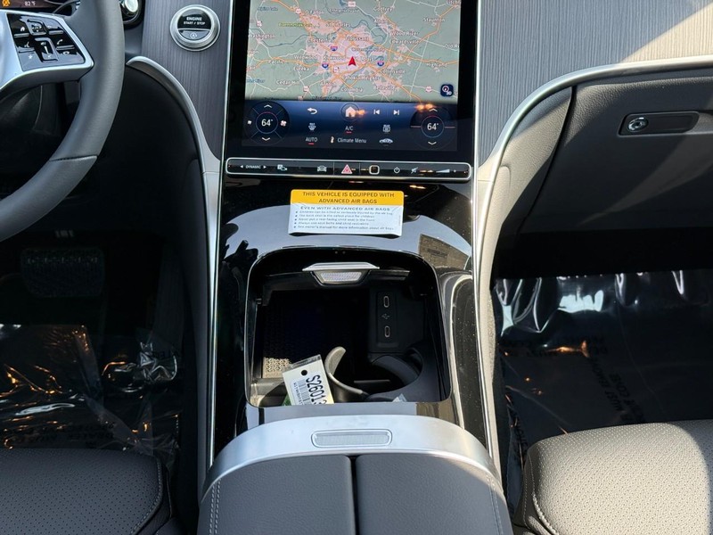 Mercedes-Benz GLC Vehicle Full-screen Gallery Image 13