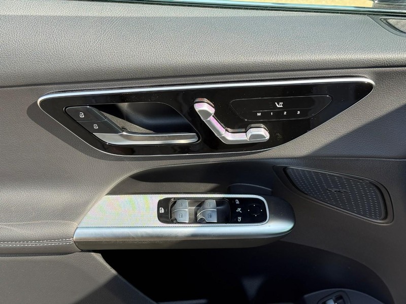 Mercedes-Benz GLC Vehicle Full-screen Gallery Image 14