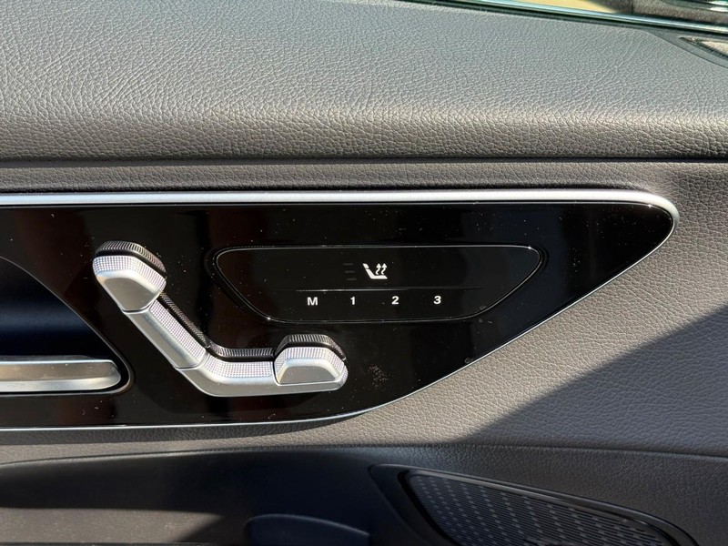 Mercedes-Benz GLC Vehicle Full-screen Gallery Image 15