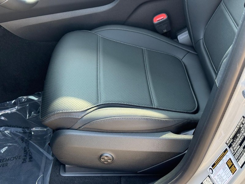 Mercedes-Benz GLC Vehicle Full-screen Gallery Image 16