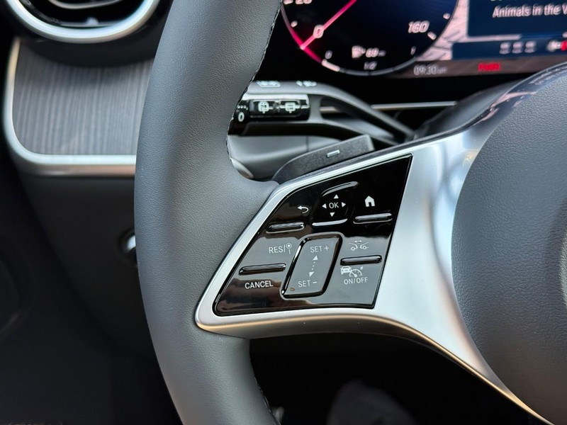 Mercedes-Benz GLC Vehicle Full-screen Gallery Image 17