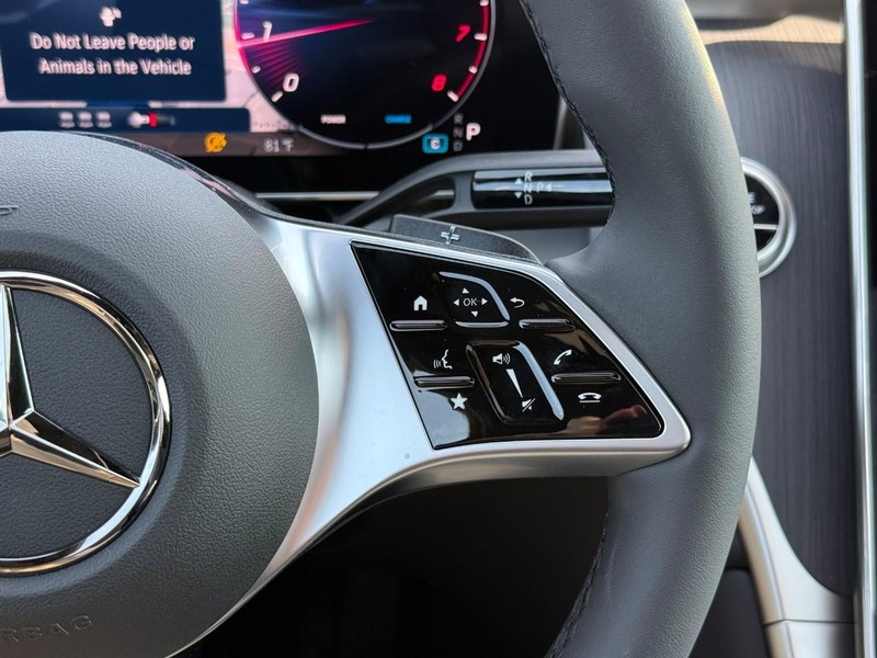 Mercedes-Benz GLC Vehicle Full-screen Gallery Image 18