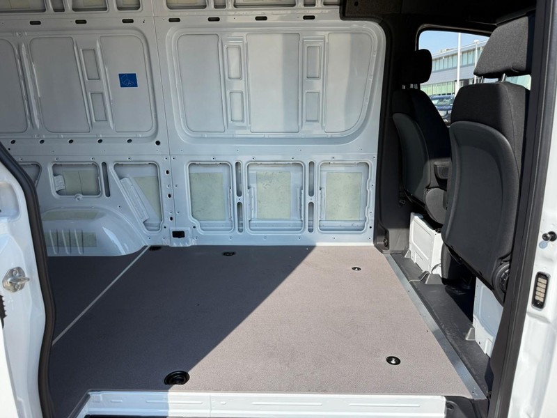 Mercedes-Benz Sprinter Van Vehicle Full-screen Gallery Image 5