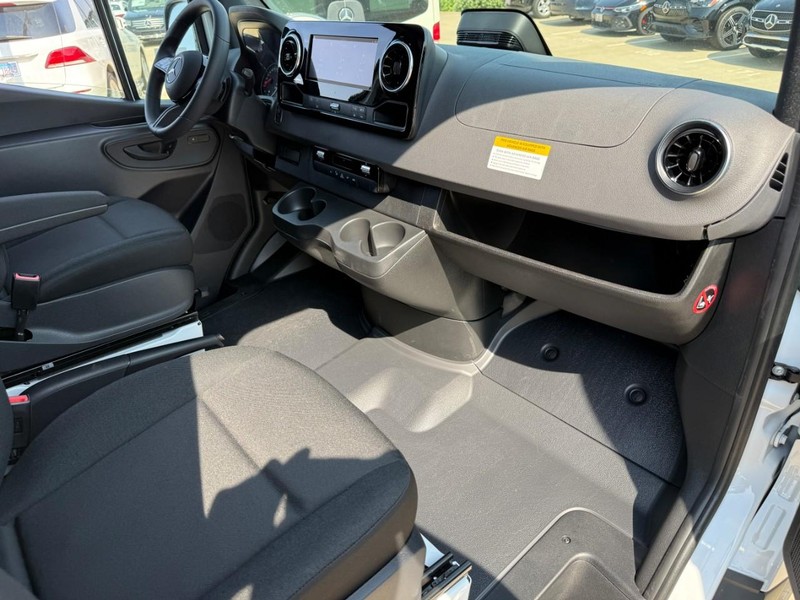 Mercedes-Benz Sprinter Van Vehicle Full-screen Gallery Image 7
