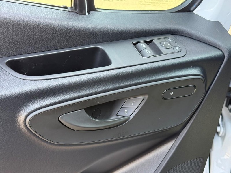 Mercedes-Benz Sprinter Van Vehicle Full-screen Gallery Image 8