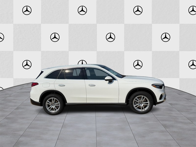 Mercedes-Benz GLC Vehicle Full-screen Gallery Image 2