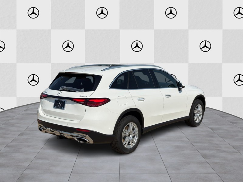 Mercedes-Benz GLC Vehicle Full-screen Gallery Image 3