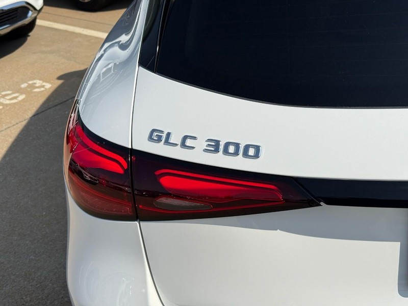 Mercedes-Benz GLC Vehicle Full-screen Gallery Image 4