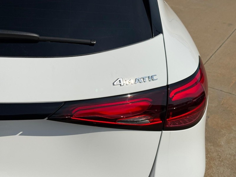 Mercedes-Benz GLC Vehicle Full-screen Gallery Image 5