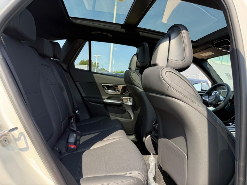 Mercedes-Benz GLC Vehicle Full-screen Gallery Image 7