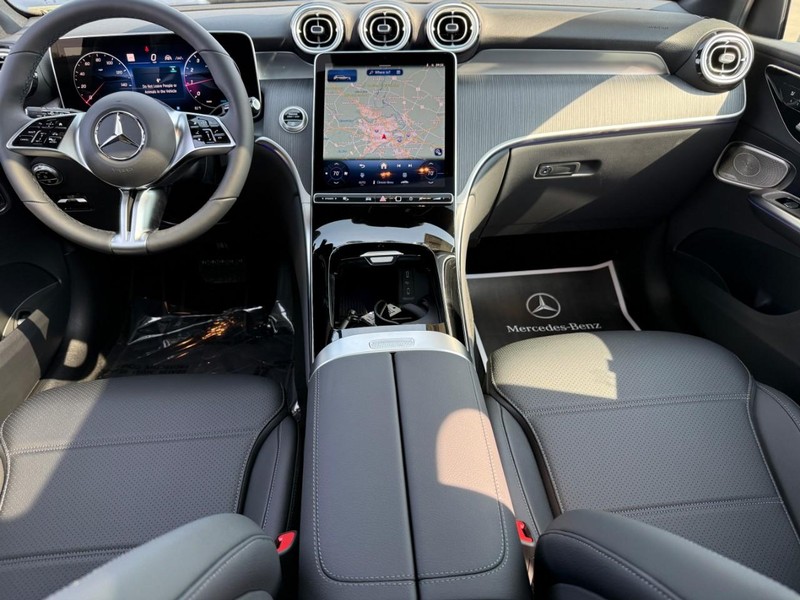 Mercedes-Benz GLC Vehicle Full-screen Gallery Image 8