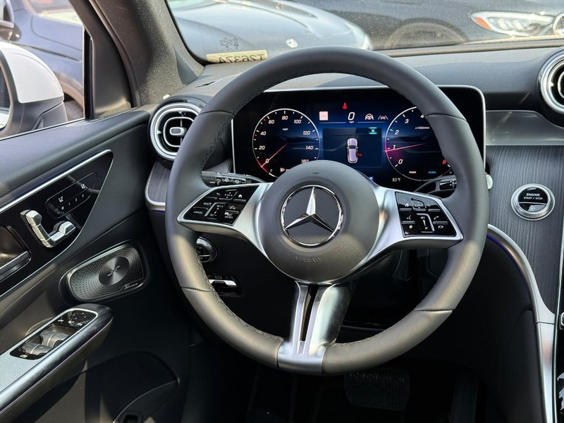 Mercedes-Benz GLC Vehicle Full-screen Gallery Image 9