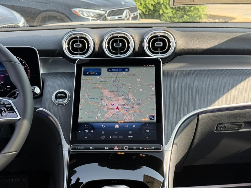 Mercedes-Benz GLC Vehicle Full-screen Gallery Image 10
