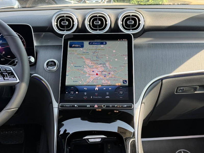 Mercedes-Benz GLC Vehicle Full-screen Gallery Image 11