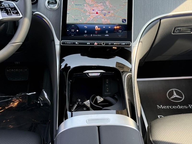 Mercedes-Benz GLC Vehicle Full-screen Gallery Image 12