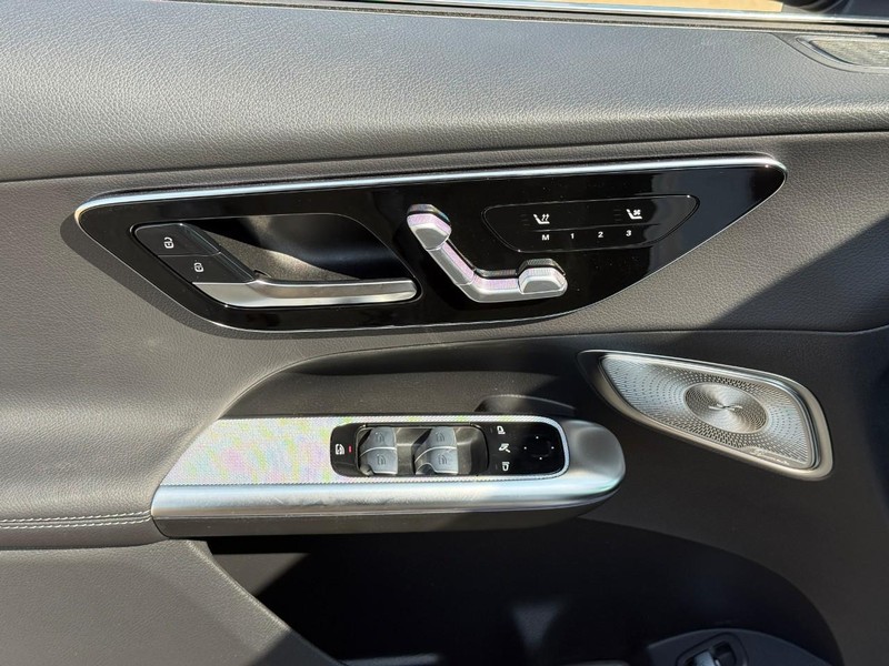 Mercedes-Benz GLC Vehicle Full-screen Gallery Image 13