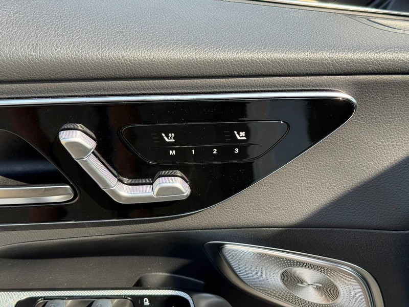 Mercedes-Benz GLC Vehicle Full-screen Gallery Image 14