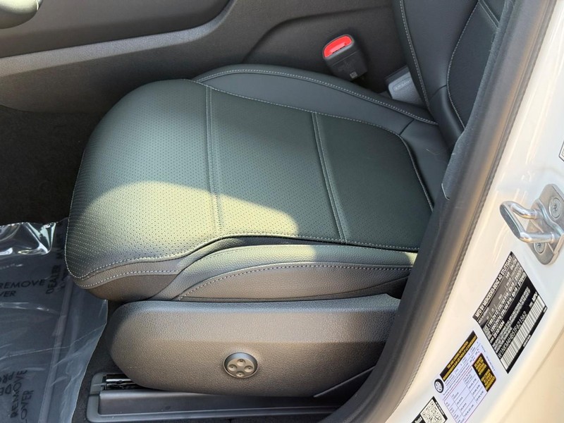 Mercedes-Benz GLC Vehicle Full-screen Gallery Image 15