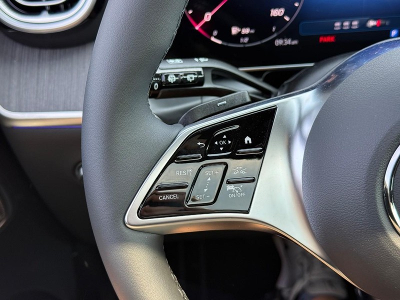 Mercedes-Benz GLC Vehicle Full-screen Gallery Image 16