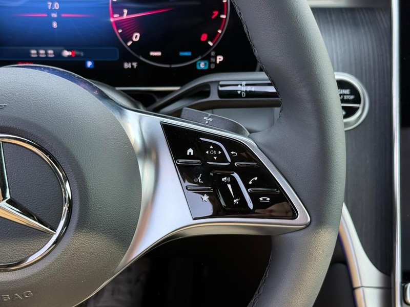 Mercedes-Benz GLC Vehicle Full-screen Gallery Image 17