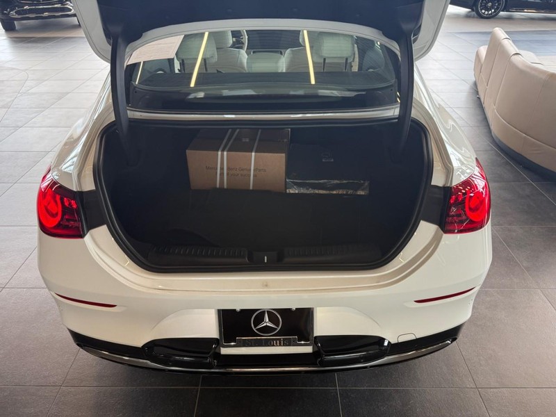 Mercedes-Benz CLA Vehicle Full-screen Gallery Image 06