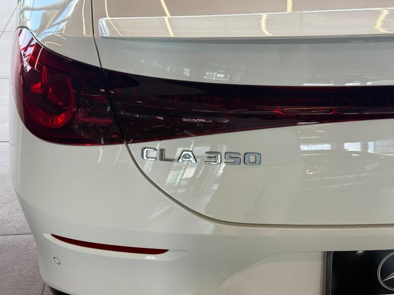 Mercedes-Benz CLA Vehicle Full-screen Gallery Image 09