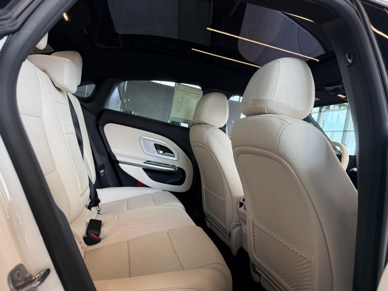 Mercedes-Benz CLA Vehicle Full-screen Gallery Image 11