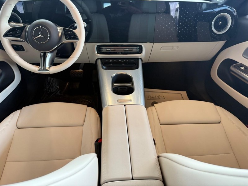 Mercedes-Benz CLA Vehicle Full-screen Gallery Image 12