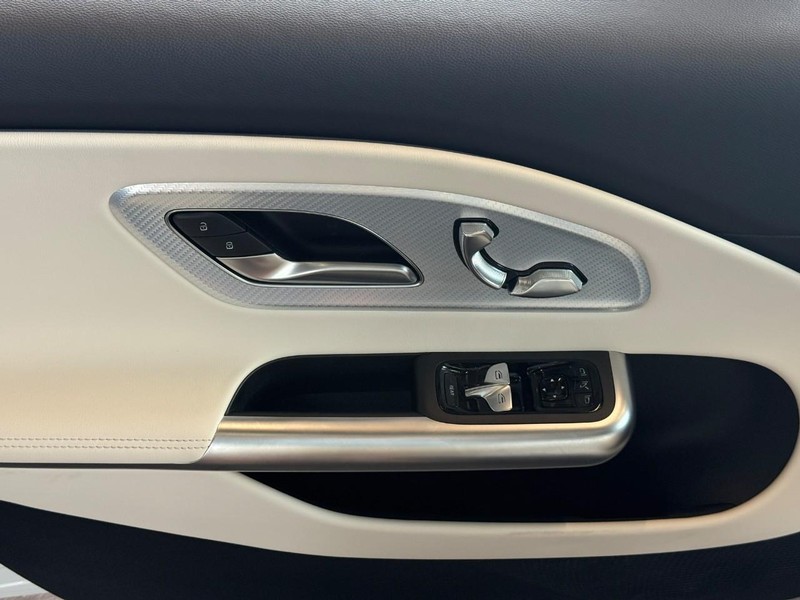Mercedes-Benz CLA Vehicle Full-screen Gallery Image 16