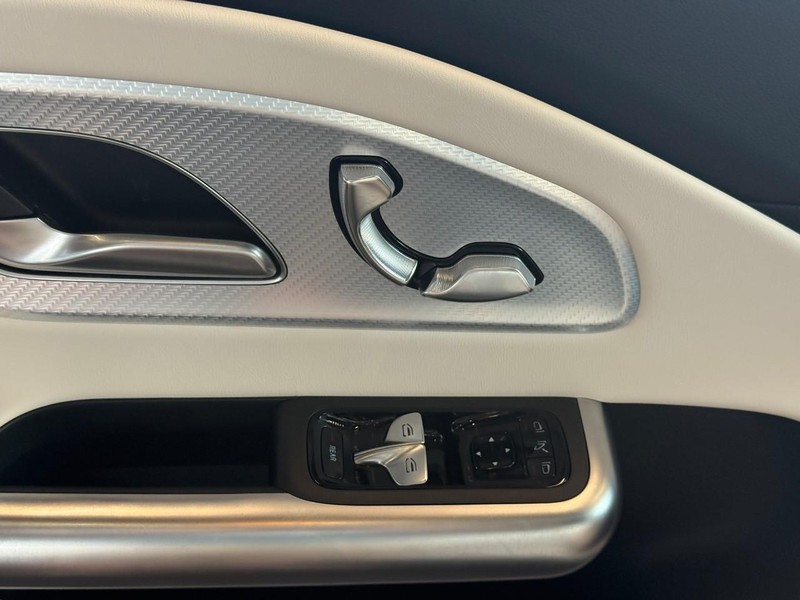 Mercedes-Benz CLA Vehicle Full-screen Gallery Image 17
