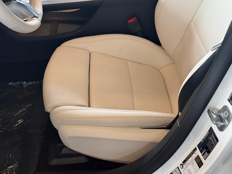 Mercedes-Benz CLA Vehicle Full-screen Gallery Image 18