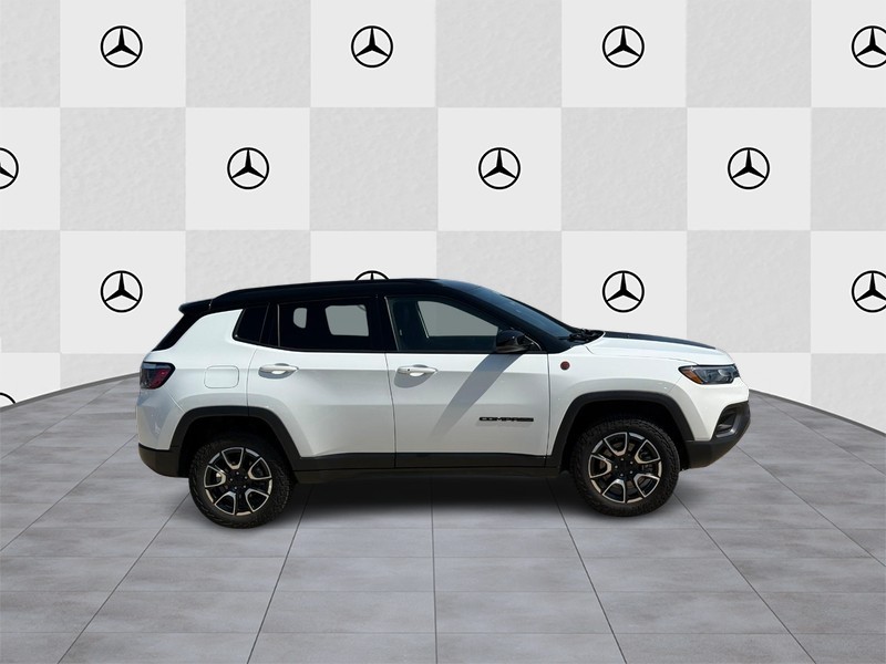 Jeep Compass Vehicle Full-screen Gallery Image 02