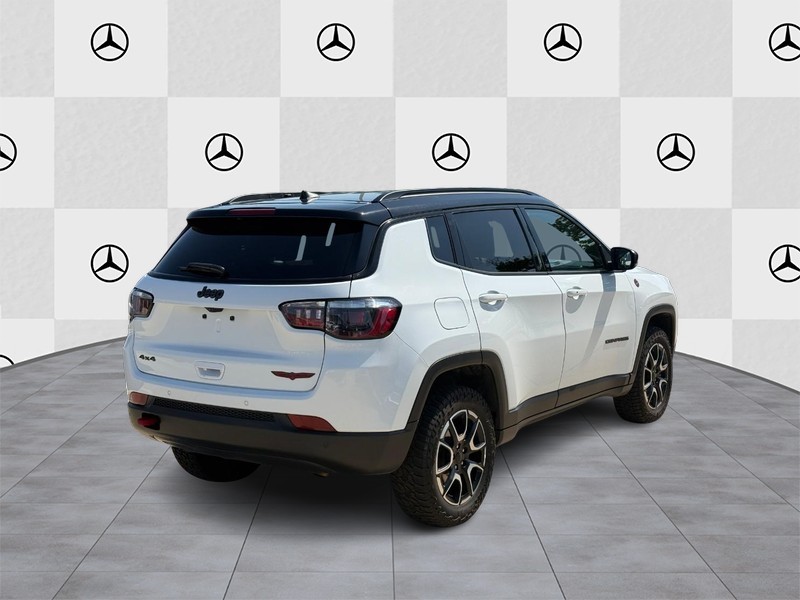Jeep Compass Vehicle Full-screen Gallery Image 03