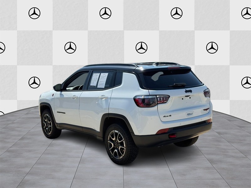 Jeep Compass Vehicle Full-screen Gallery Image 04