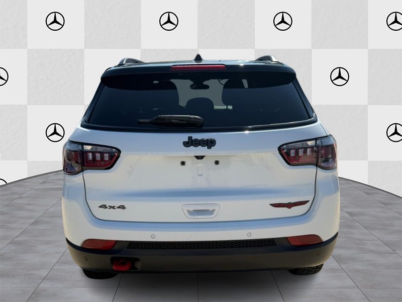Jeep Compass Vehicle Full-screen Gallery Image 07