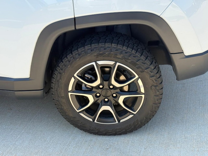 Jeep Compass Vehicle Full-screen Gallery Image 09